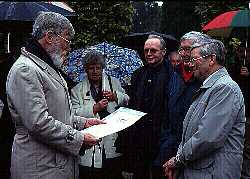photo of Sir Ghillean Prance accepting the lease of the Alfred Russel Wallace gravesite on behalf of the Linnean Society, at an event on April 15, 2000